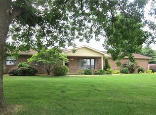 1405 Roser Dr, Carmi, IL 62821