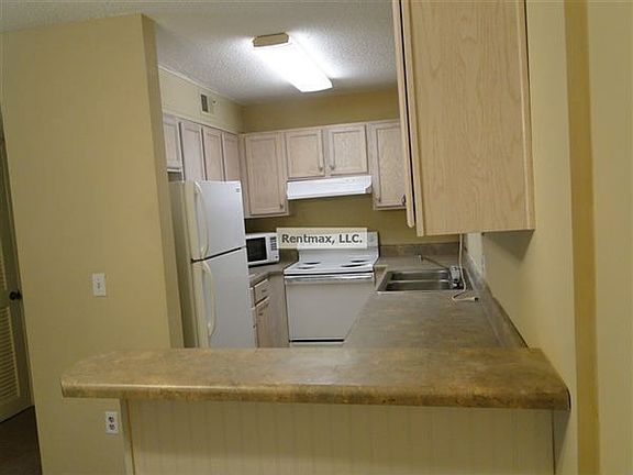 Kitchen and Breakfast Bar
