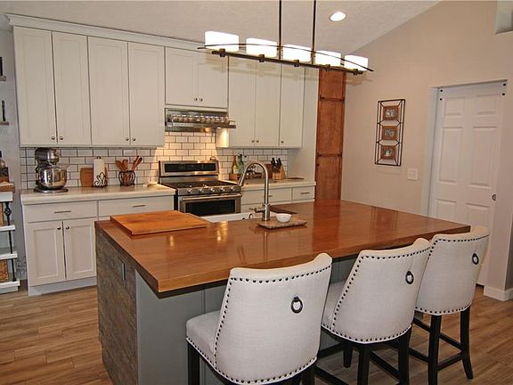 2nd image of 1204 SW Tiburon Way