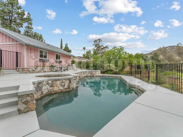 2113 Sleepy Hollow Rd — Photo 36