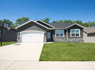 5302 Ruhd St SW, Cedar Rapids, IA 52404