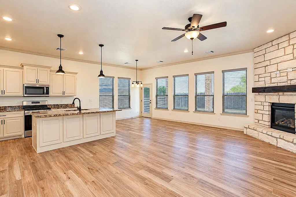 4 bed, 2.0 bath, 2070 sqft, $3,500 — Photo 2