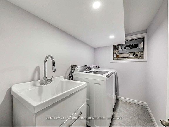 4th image of 301 Rossland Rd W