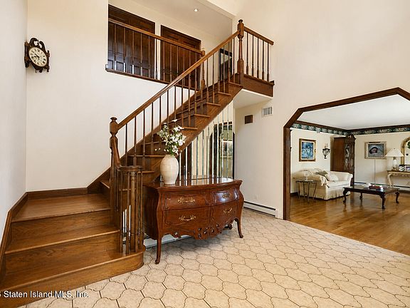 4th image of 10 Seidman Ave
