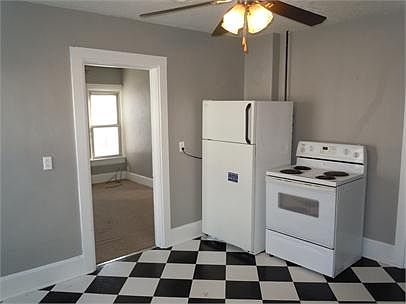 2nd image of 940 1/2 Jefferson Ave