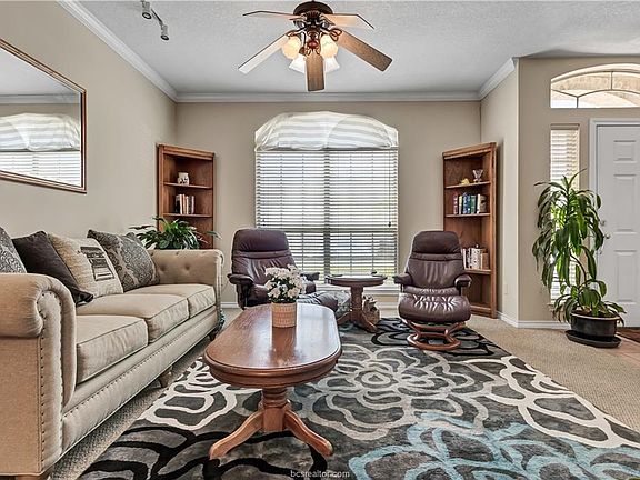 3rd image of 221 Navarro Dr