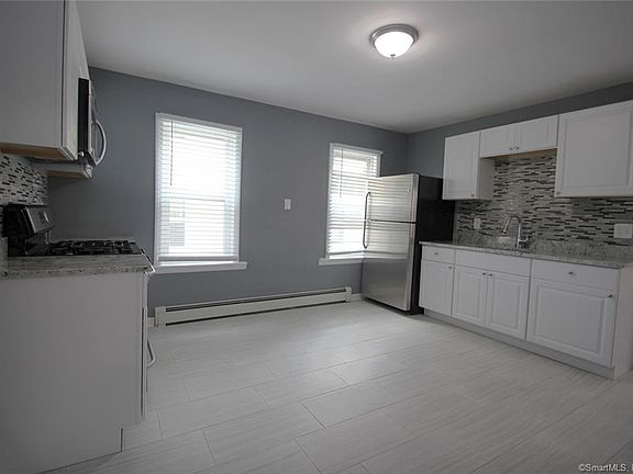4th image of 807 Brewster St Floor 1