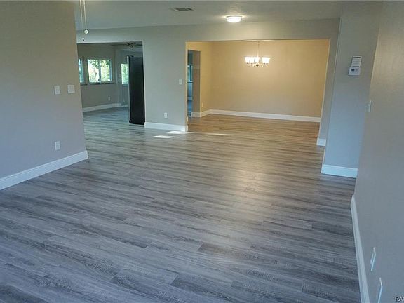 3rd image of 5614 W Pine Cir