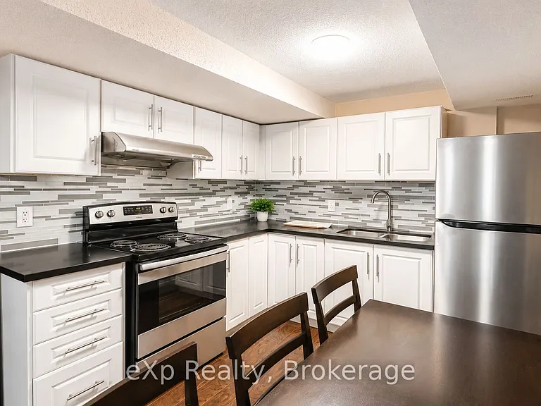 2 Foxwood Cres #B — Photo 3