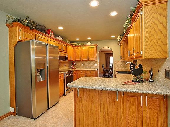 4th image of 2025 Edinburg Dr