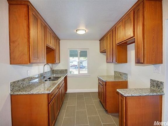 2nd image of 724 W El Camino Ave