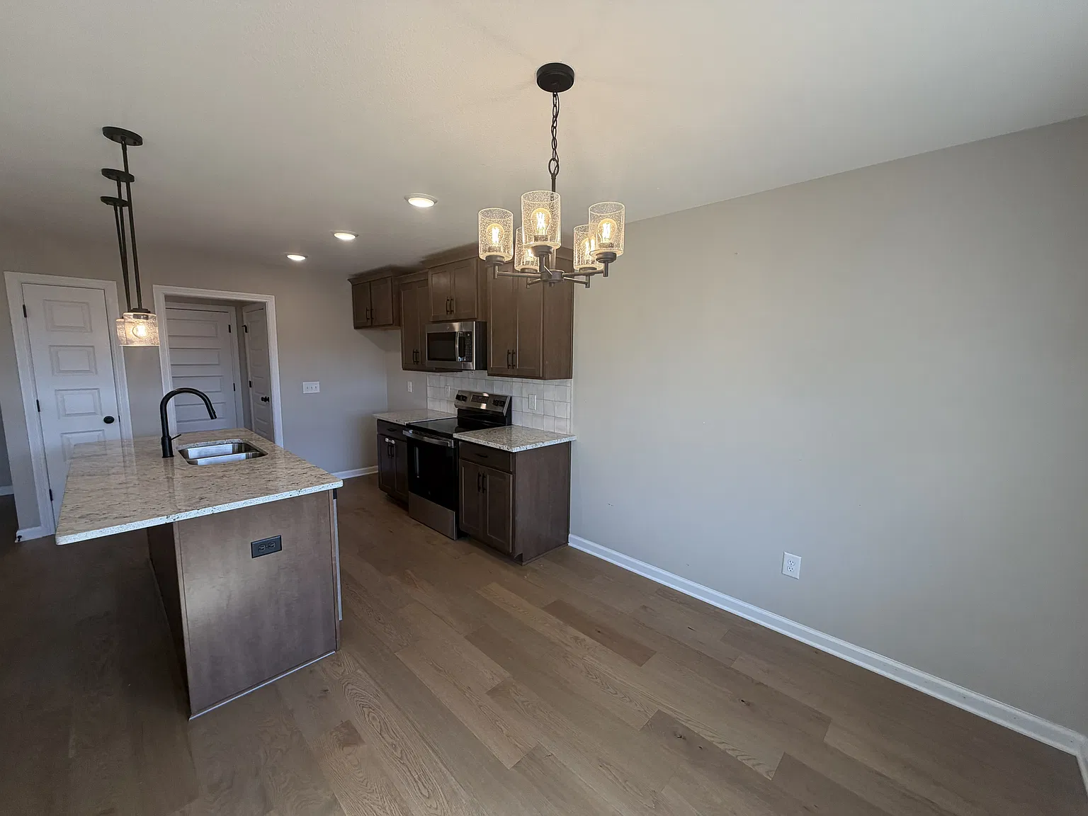 3 bed, 1225 sqft, $1,750 — Photo 4