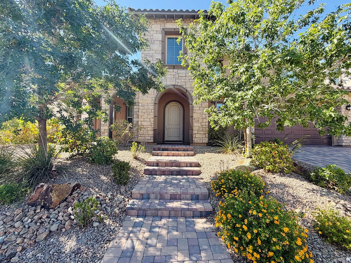 Huge & Grand 5 bedroom home in Summerlin! — Photo 2