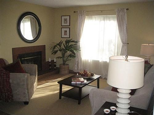 Living room w/frplc