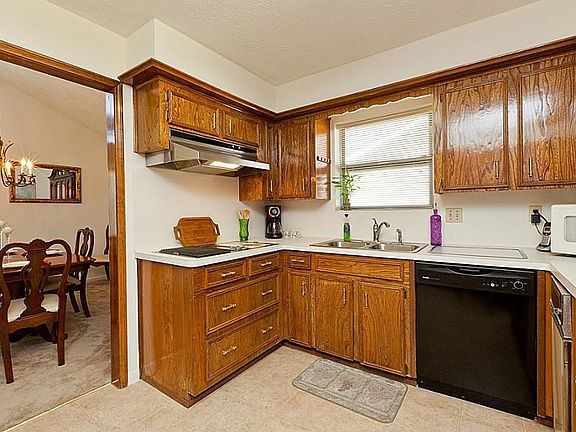 SPACIOUS KITCHEN