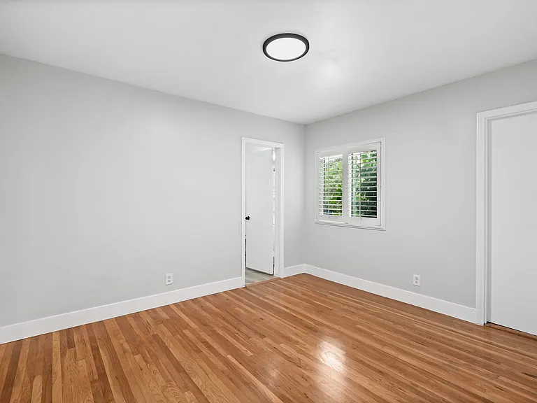20450 Bassett St — Photo 21
