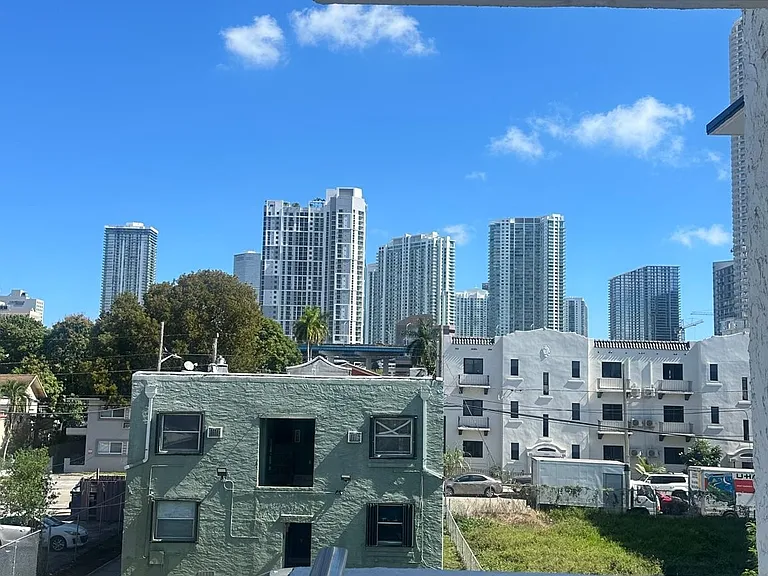 529 SW 4th St — Photo 18
