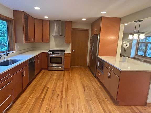 3rd image of 2 Woodland Ln N