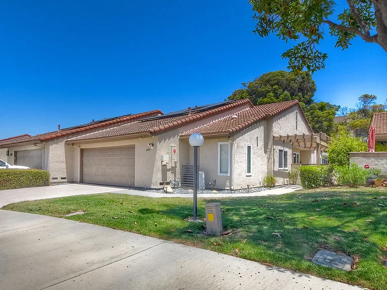 1237 Granada Way — Photo 22