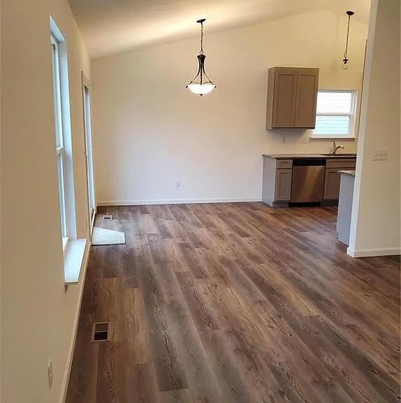 3611 Welland Ave — Photo 2