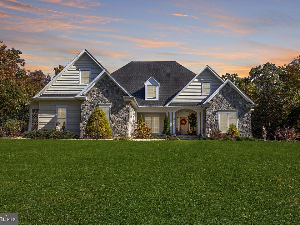1st image of 17 Hidden Hills Dr