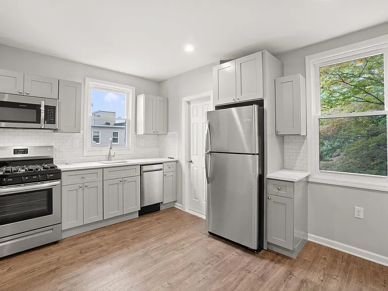 14 W 19th St — Photo 1