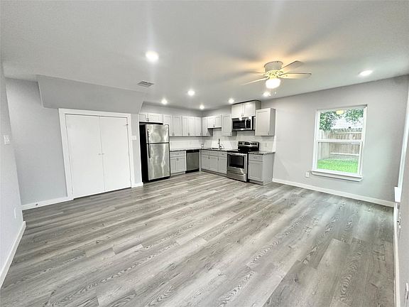 3rd image of 8215 Crestview Dr #A