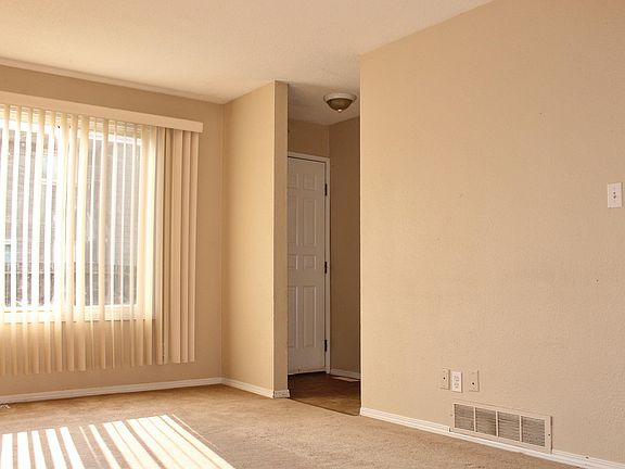 4th image of 1700 Willowbrook Cres