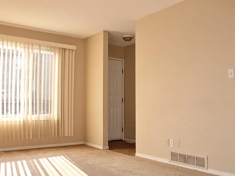 1700 Willowbrook Cres — Photo 4