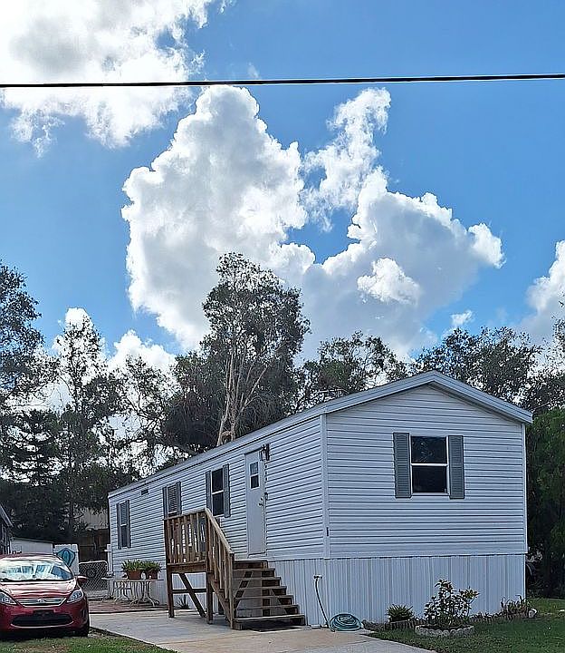 Beautiful mobile home excellent condition brand new roof and AC heating unit still under warranty