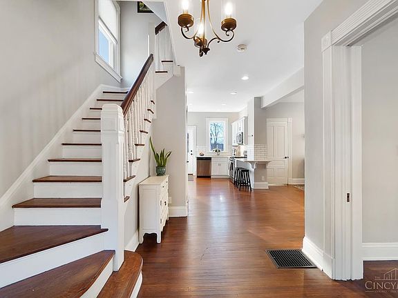 4th image of 2269 Harper Ave