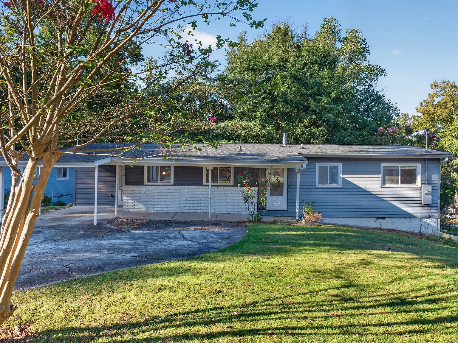 5 bed, 2000 sqft, $2,900 — Photo 1