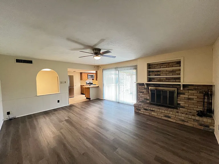 2107 Victoria Rd — Photo 7