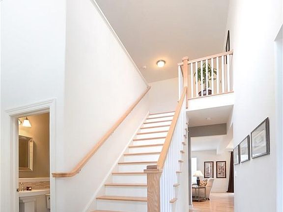 5th image of 128 Lakepointe Way