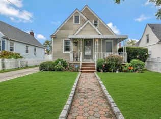 3423 205th St, Bayside, NY 11361