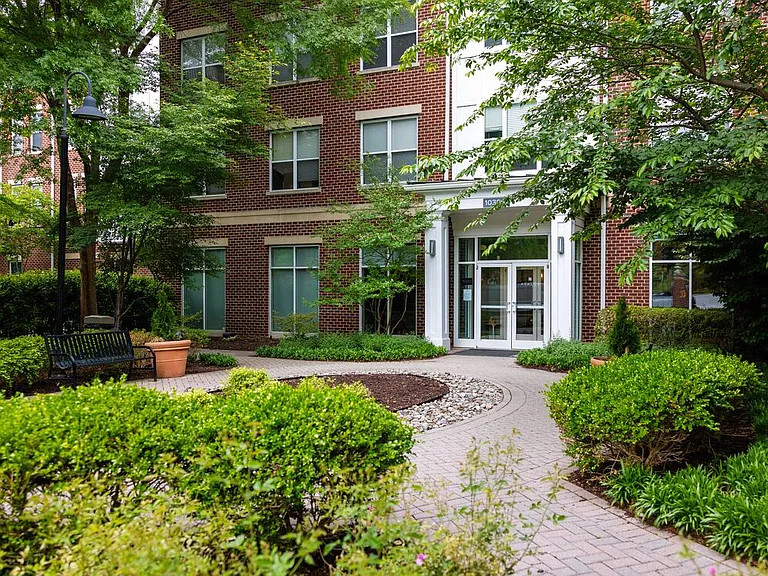 Leasing entrance
