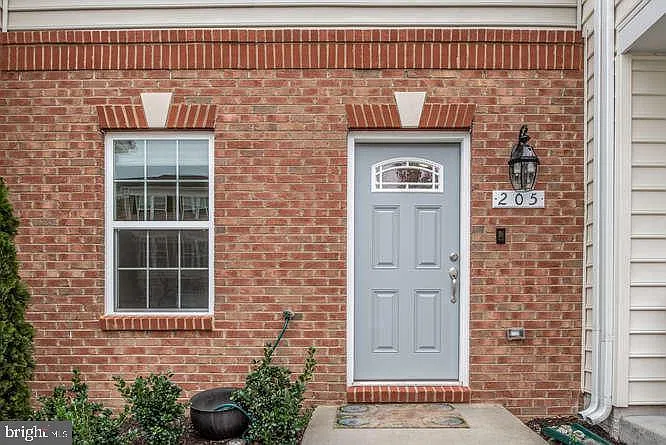 3 bed, 3.0 bath, 1730 sqft, $2,500 — Photo 2