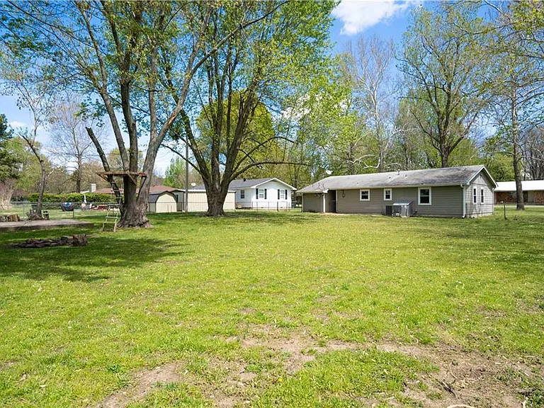 1551 N Stephens Ave — Photo 12