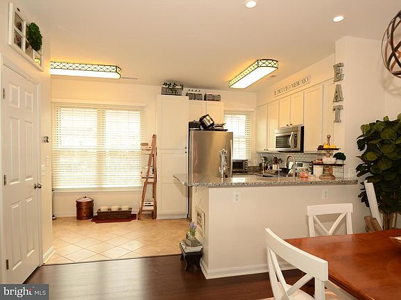 3rd image of 23104 Blackthorn Sq