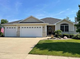 1725 Springbrook Ct, De Witt, IA 52742