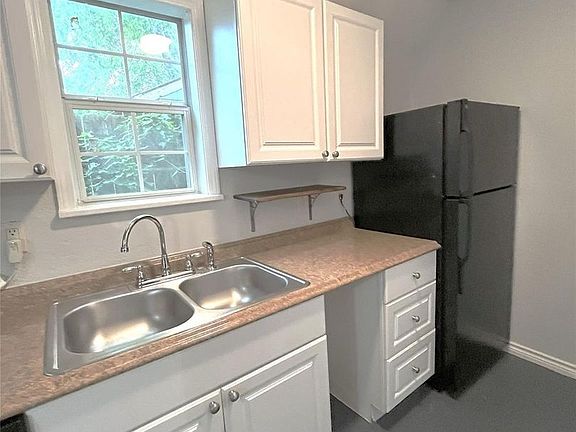 2nd image of 1127 Walling St #2