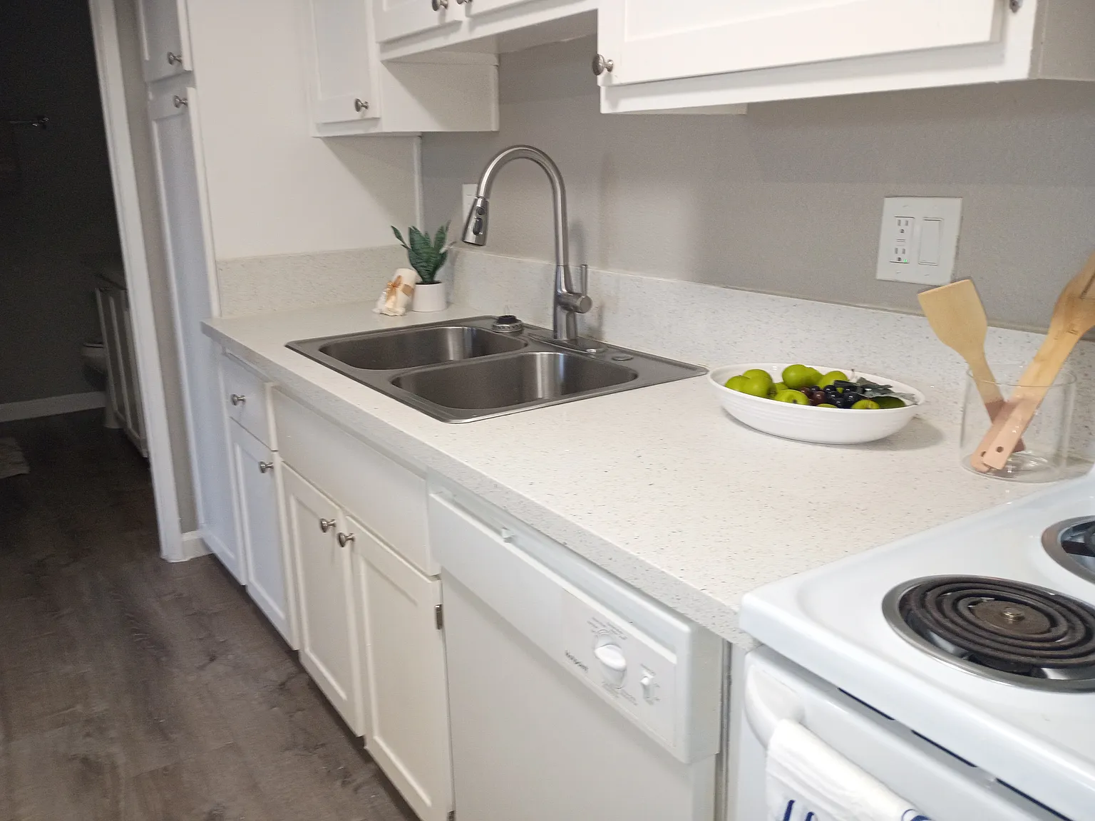 Studio, 400 sqft, $801 — Photo 4