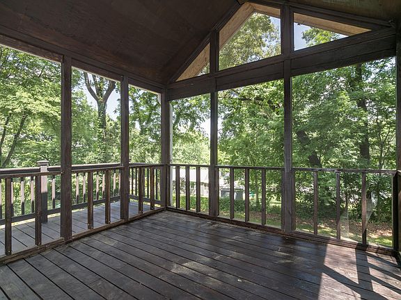 4th image of 3984 Fairfax Dr