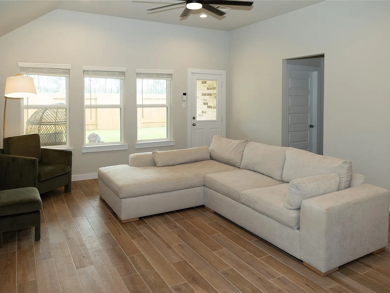 3 bed, 2.0 bath, 2103 sqft, $2,100 — Photo 4