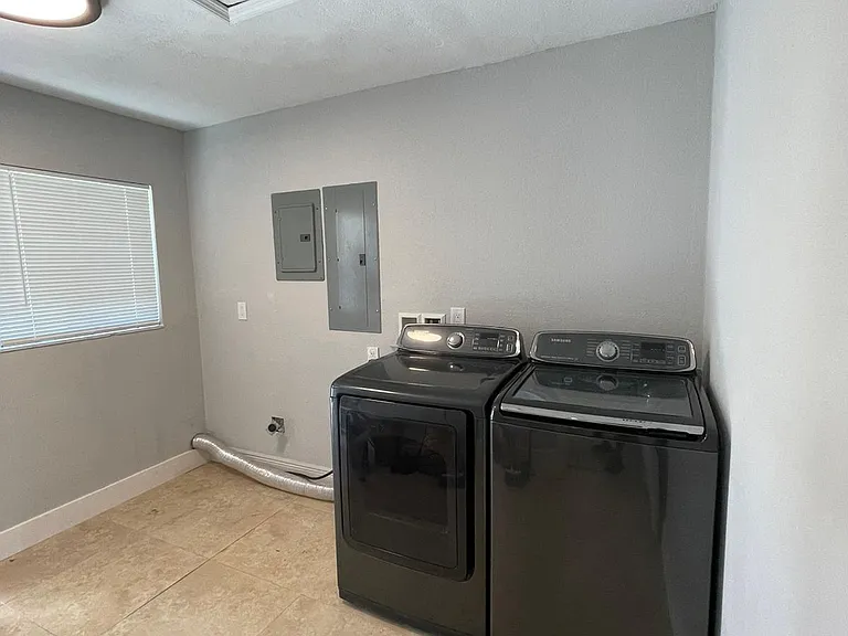 2137 SW 25th St — Photo 16