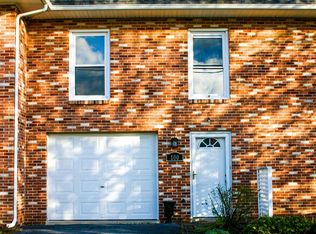 100 Meadowcreek Dr, Chambersburg, PA 17202