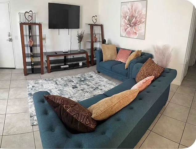 5156 Escondido St — Photo 3
