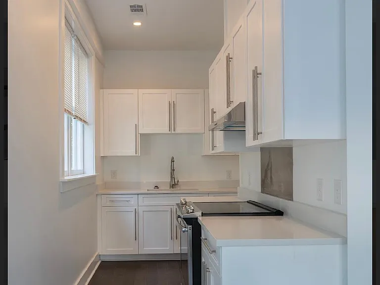 2207 Barnard St — Photo 4