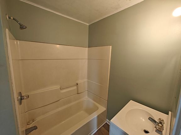 4th image of 202 Howard St