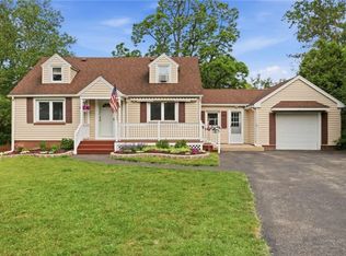 27 Pleasant View Dr, North Chili, NY 14514